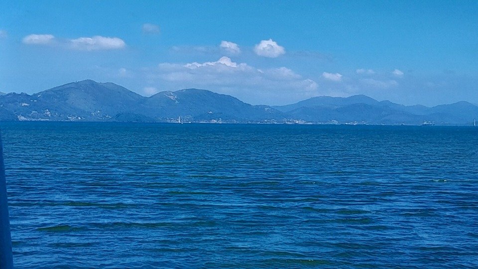 ရေပြင်ကျယ် တကိုယ်ထဲ သက်ပိုင်